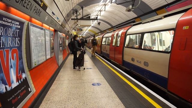 London Underground Jubilee Line 1996 Stock Trains At Green Park 25 September 2020 смотреть онлайн