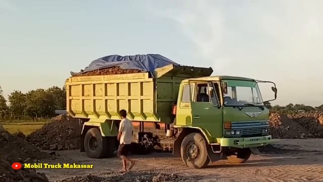 Mobil Dump Truk Tronton Fuso Ranger Jomplang Muatan Tanah Urug 12 Ton смотреть онлайн