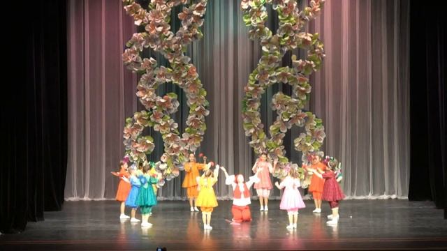 Детский танцевальный коллектив "Родничок", т. "На поляне" смотреть онлайн