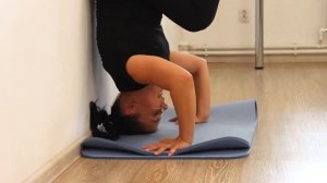 Стойка на голове у стены