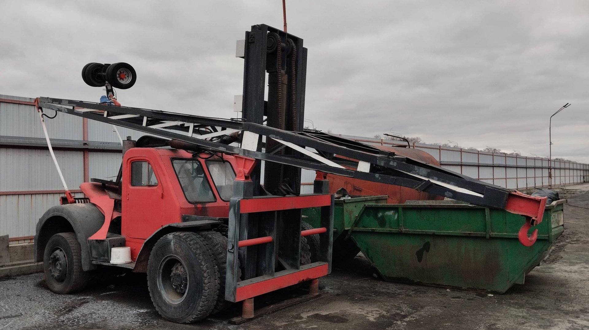 Ретро погрузчик АП 4008 смотреть онлайн
