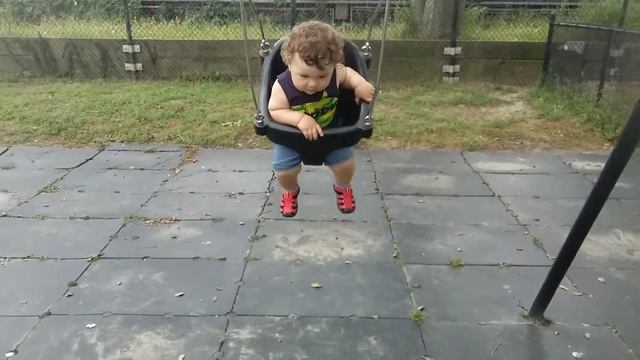 Мотя на качелях, Brighton Beach 2016 смотреть онлайн