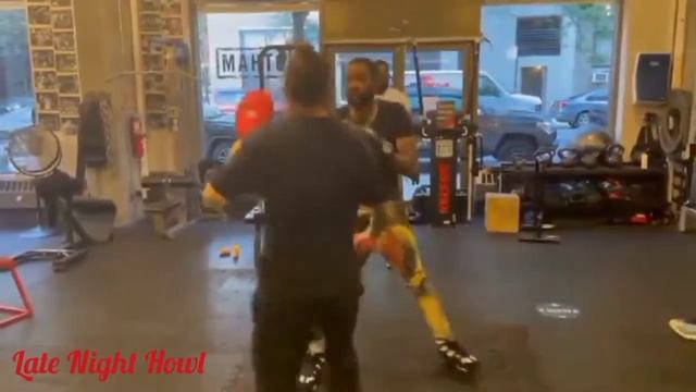 Meek Mill Shows His Improved Boxing Skills! смотреть онлайн