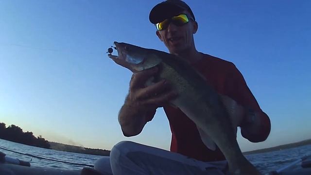 Огромный судак на крошечную приманку!!!!!