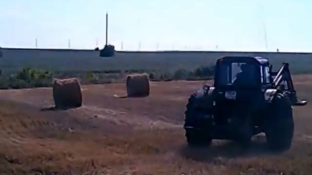 Погрузка тюков соломы в поле смотреть онлайн