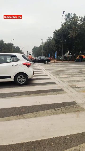 Road crossing in zebra line #status #shorts #whatsappstatus #instagram #delhi смотреть онлайн