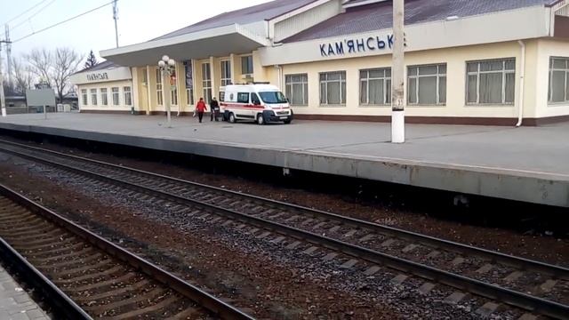 Скорая на перроне ЖД вокзала забирает человека смотреть онлайн