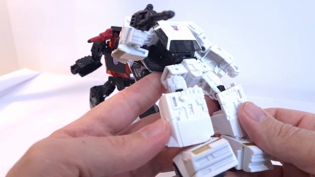 Runabout and Runamuck WFC Earthrise Transformers Review смотреть онлайн