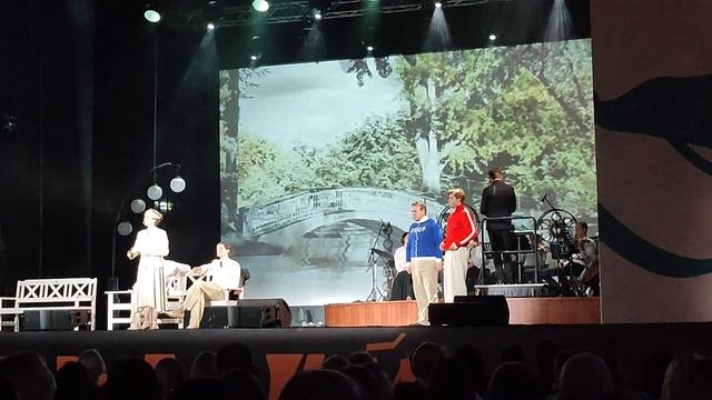 Фрагменты спектакля "Фабрика счастья" про Бэтти Глан смотреть онлайн