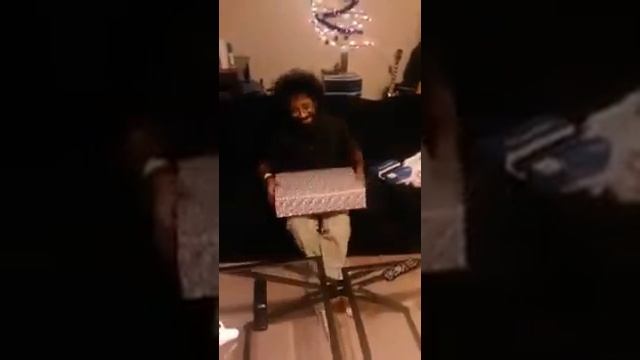 Мужик очень рад подарку) смотреть онлайн