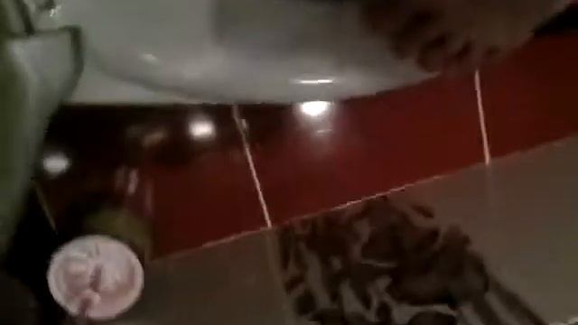 Нога в унитазе😱😱😱 смотреть онлайн