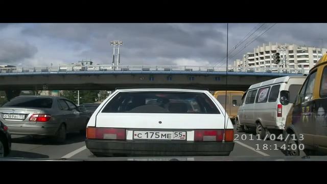 Видео столкновения и переворота скорой помощи в Омске 19 09 2013 смотреть онлайн