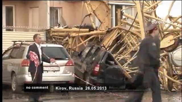 Construction crane collapses and crashes into flats in Russia смотреть онлайн