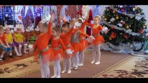 Веселый танец детей на новогоднем утреннике и харизматичная Баба Яга