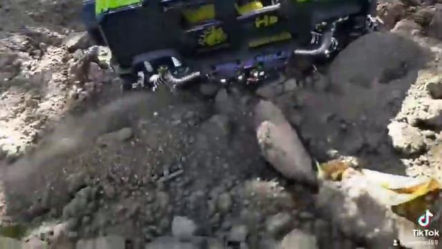 Внедорожник застрял. Монстр трак. смотреть онлайн