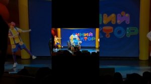 синий трактор в городе