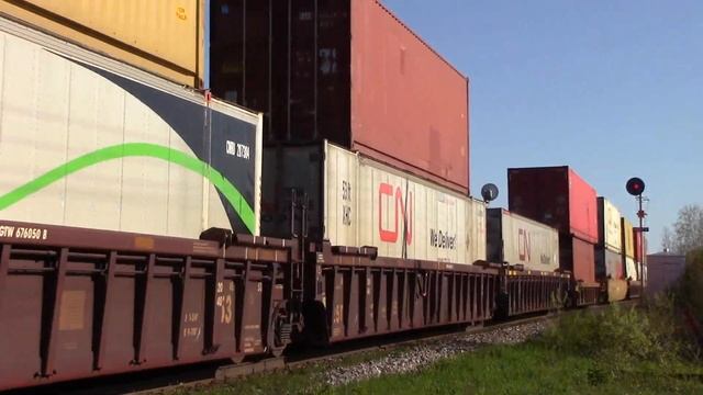 BNSF EMD SD70ACe 8417 Trails on Stack Train CN 120 near Memramcook, NB at Track Speed смотреть онлайн
