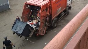 Мусоровоз сделал все что мог. Загрузка мусора в мусоровоз на магазине.