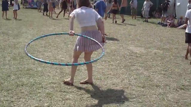 Dancing hula girl at Bonnaroo 2010 смотреть онлайн