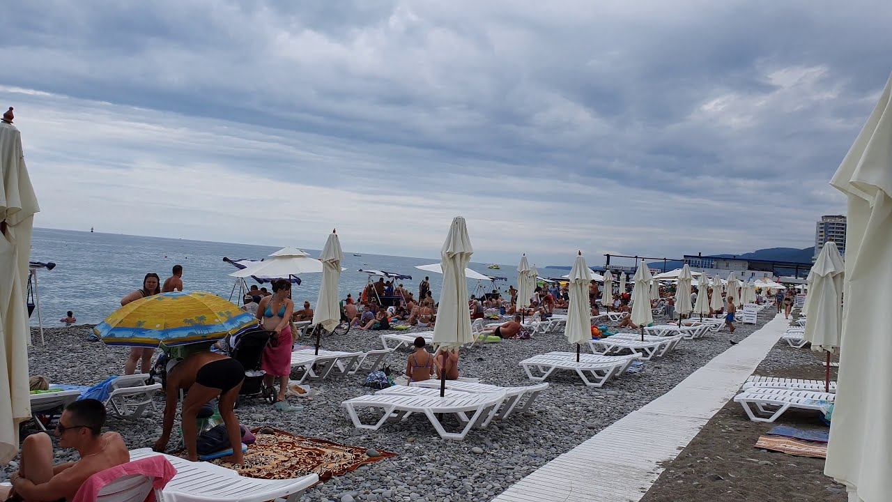 Сочи Лазаревское 11.07.2019 спокойное море, пустой пляж, погода налаживается