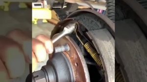 Как легко снять и установить пружины на барабанных тормозах #shorts #ремонтавто #tehnics