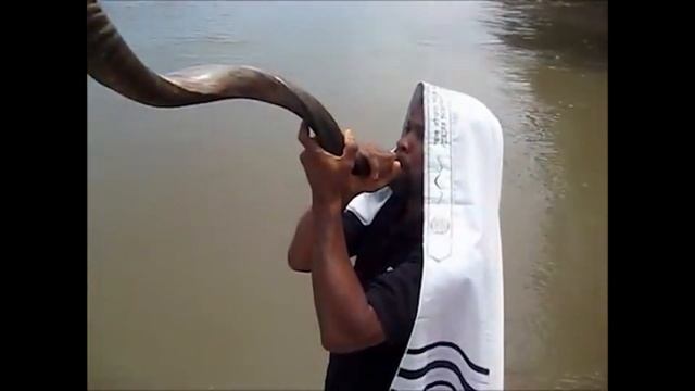 Пророческие звуки ШОФАРА Blowing the Shofar смотреть онлайн