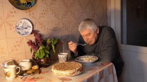 Геннадий Горин ест под Белую Ночь