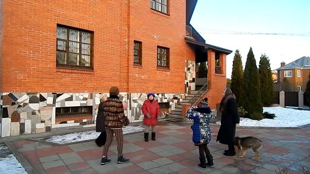 Играем в мяч с постояльцами.