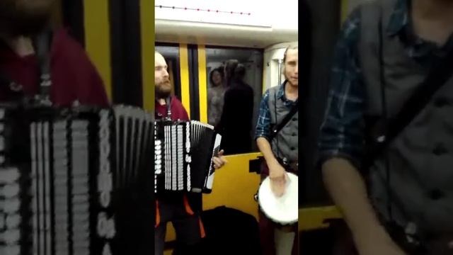 Степан Усач в вагоне поёт "Живи с улыбкой" смотреть онлайн