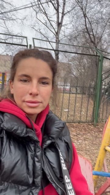 На качеле во дворе смотреть онлайн