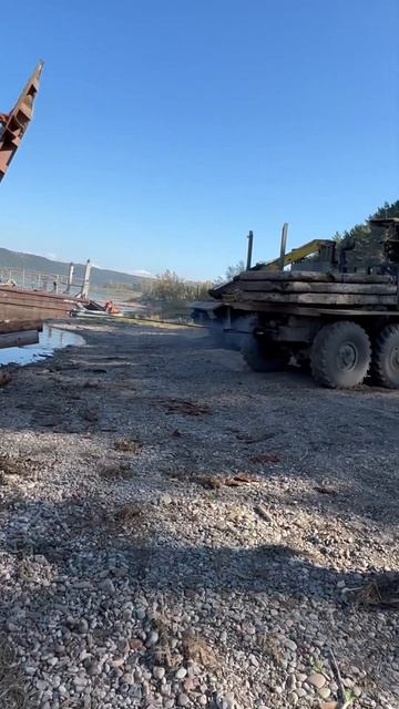 Два Урала пытаются вытащить баржу на сушу!!#урал #енисей #баржа смотреть онлайн