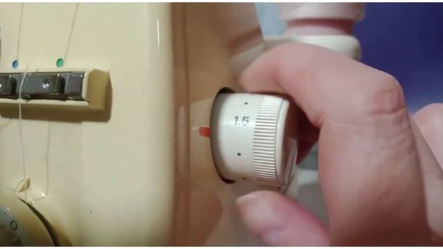 Двоколірний комплект із шапки та снуду. смотреть онлайн