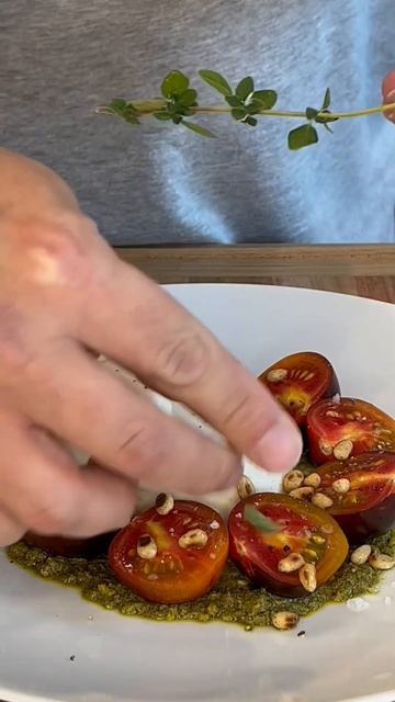 Tomato and Burrata Salad with Basil Pesto and Toasted Pine Nuts. смотреть онлайн
