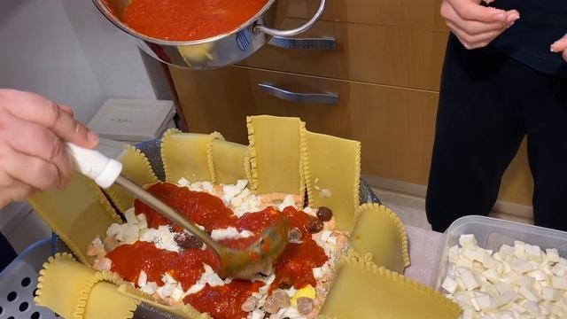 FFK - Neapolitan Style Lasagna смотреть онлайн