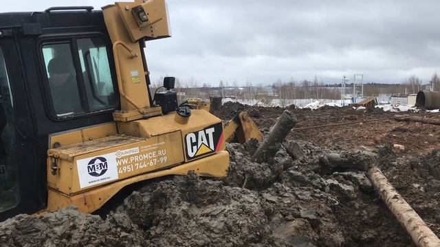 Грузовой эвакуатор. Вытаскиваем застрявший бульдозер. смотреть онлайн