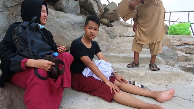 PERJUANGAN NAIK KE GUA HIRA - TEMPAT DIMANA NABI MUHAMMAD RESMI JADI UTUSAN ALLAH смотреть онлайн