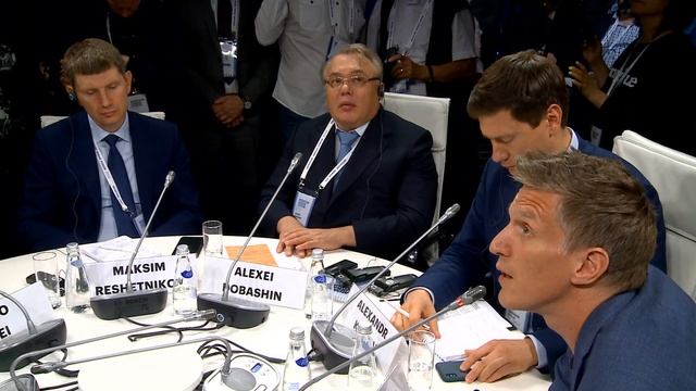 MUF2019/ Housing renovation projects. The politics of urban renewal /04.07 смотреть онлайн