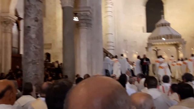 Cattedrale Di Bari. Giovedì Santo. Il Vescovo. 2018