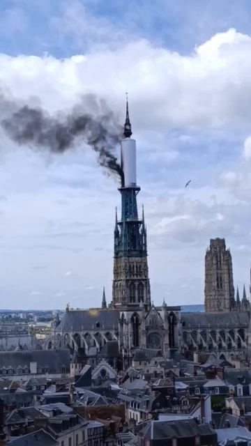 French Rouen Cathedral is in flames. #catholic смотреть онлайн