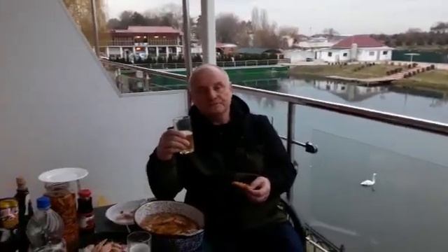 Отдыхающие из Волгограда кайфуют на балконе корпуса Вилла Аркадия зимой 2022 года смотреть онлайн