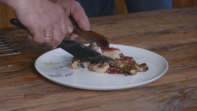 "И РЫБА И МЯСО" Приготовление сазана. смотреть онлайн