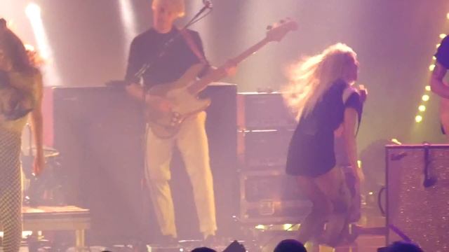 "Aint It Fun (Fan Onstage)" Paramore@MGM Theater Oxon Hill, MD 9/13/17 смотреть онлайн
