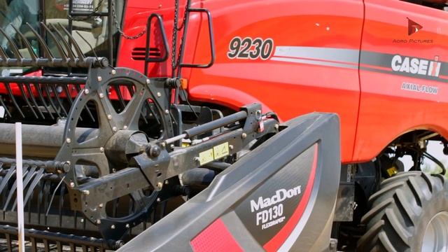 День поля. Комбайн CASE IH 9230 с жаткой MacDon FD 130. смотреть онлайн