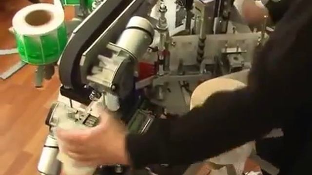 Этикетировочная машина для плоской и цилиндрической тары смотреть онлайн