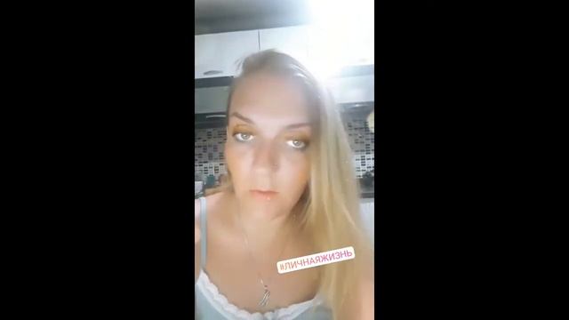 Я живу в отпуске / Почему они пялятся на нас? / Забрали недопитый чай смотреть онлайн