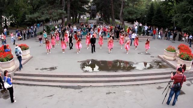 Танцевальный флэшмоб Mary Kay в Алматы в парке смотреть онлайн