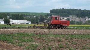 ДТ 75 с ПЛН 4-35 на вспашке земли.