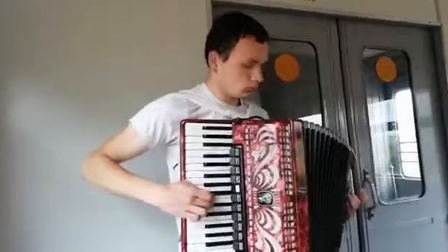 Музыка в электричке. Владислав Шабалин. Аккордион. смотреть онлайн