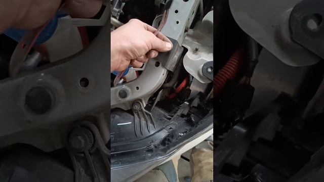 Как снять бампер на Автомобиле Эволют ай Про.