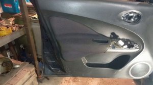 Ниссан Джук. Как снять обшивку/дверную карту/ водительской двери.